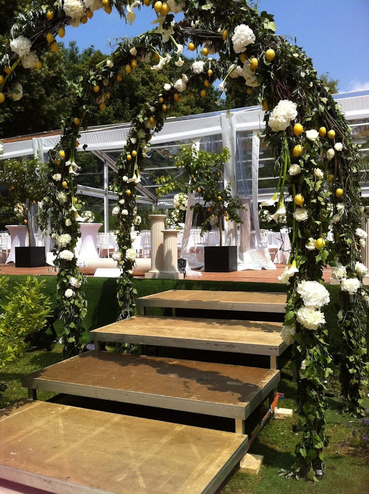Arche de cérémonie ornée de citrons et roses blanches