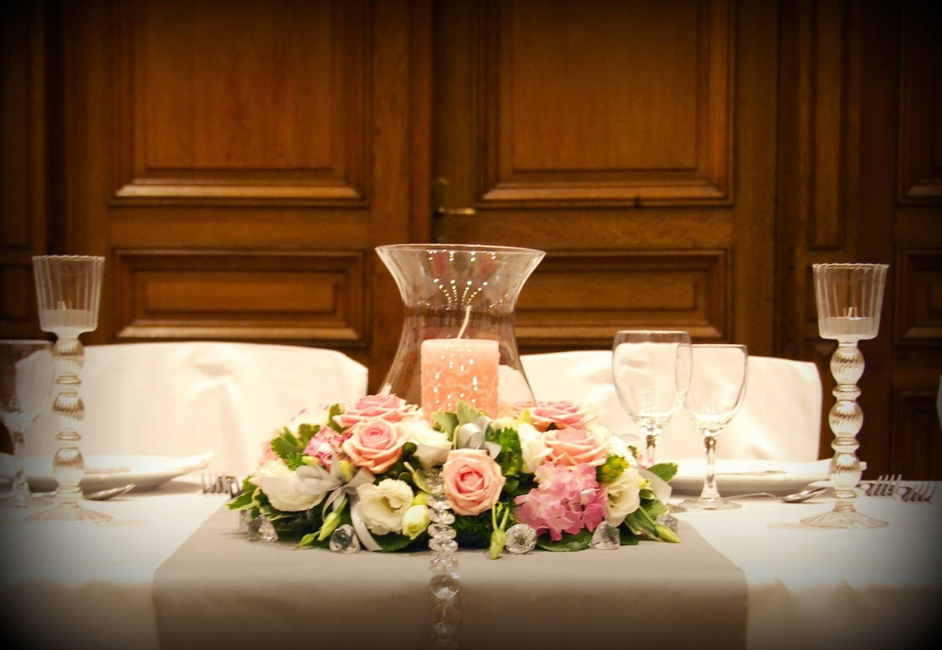 Centre de table composé de roses roses et bougie — Floraline