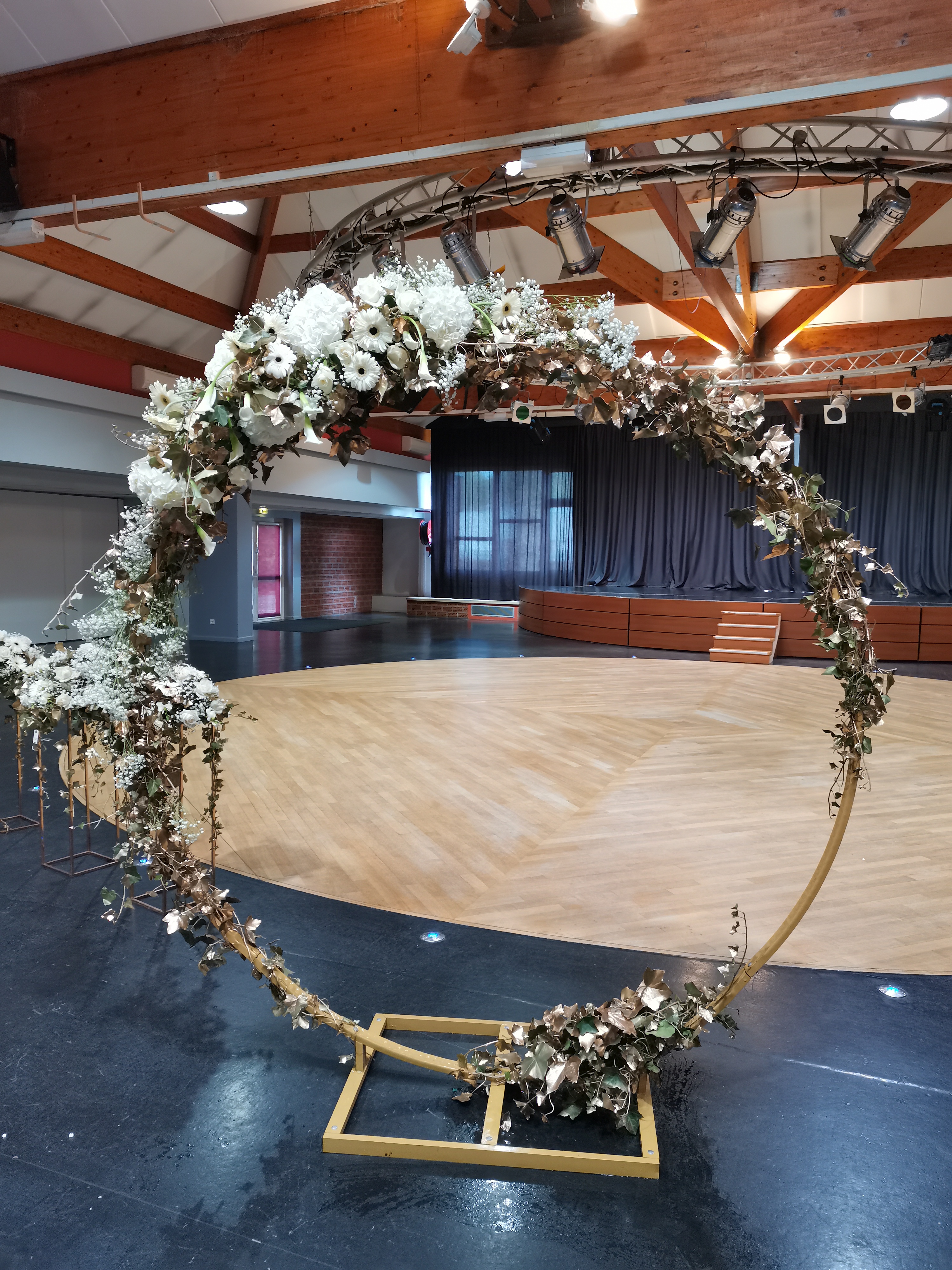 Arche circulaire florale pour cérémonie de mariage