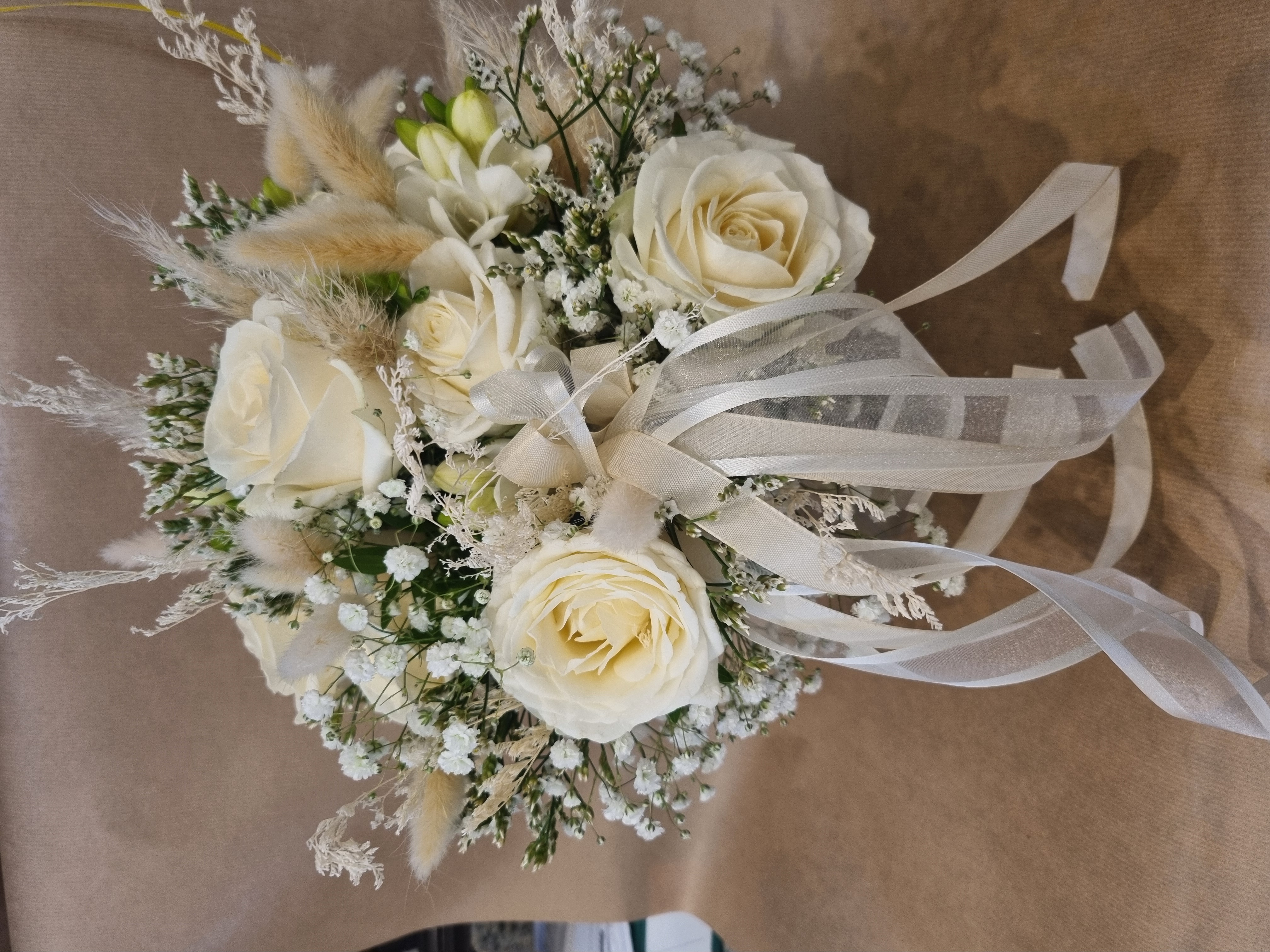 Bouquet de mariée blanc bohème avec herbes de pampa