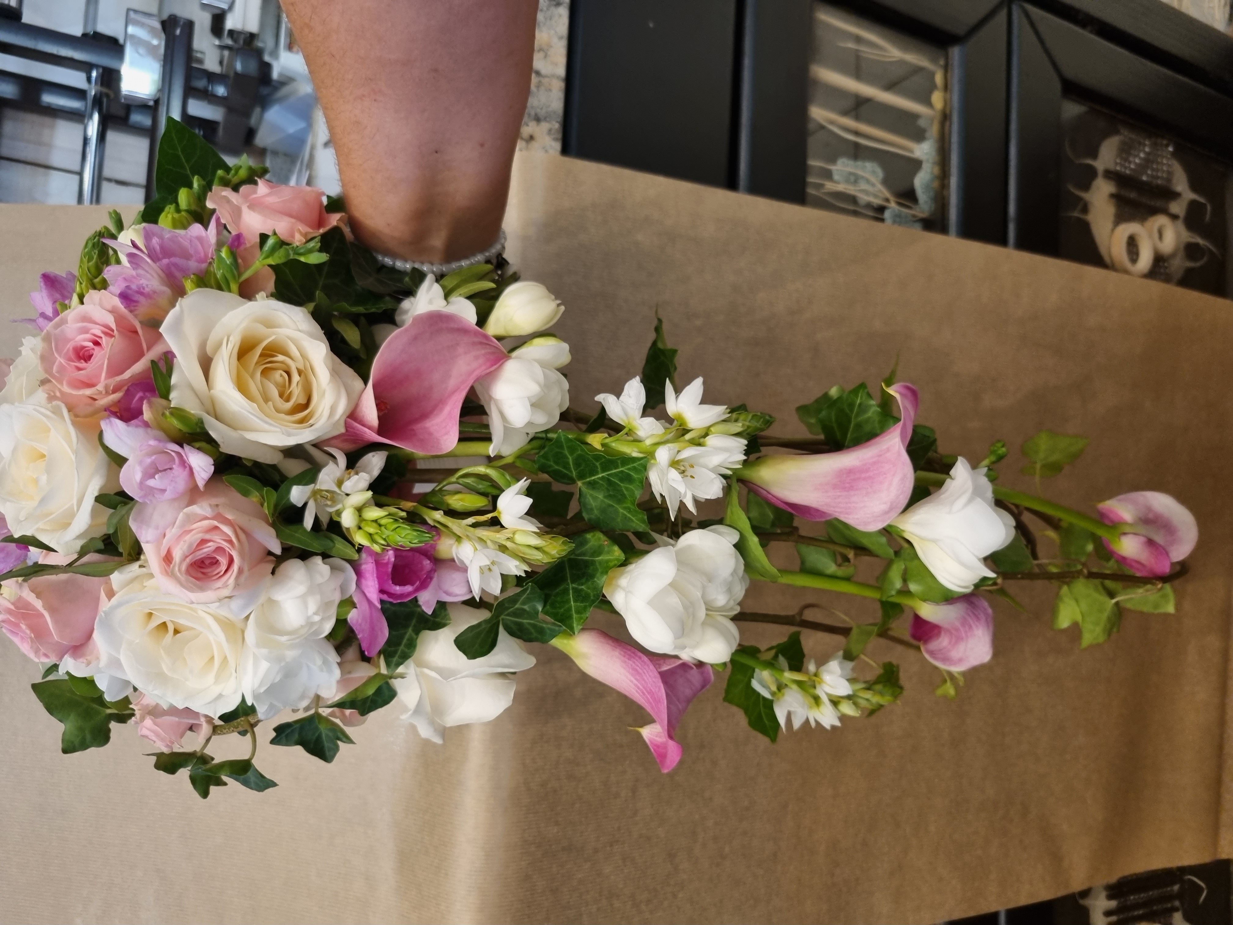 Bouquet de mariée en cascade avec calla et roses