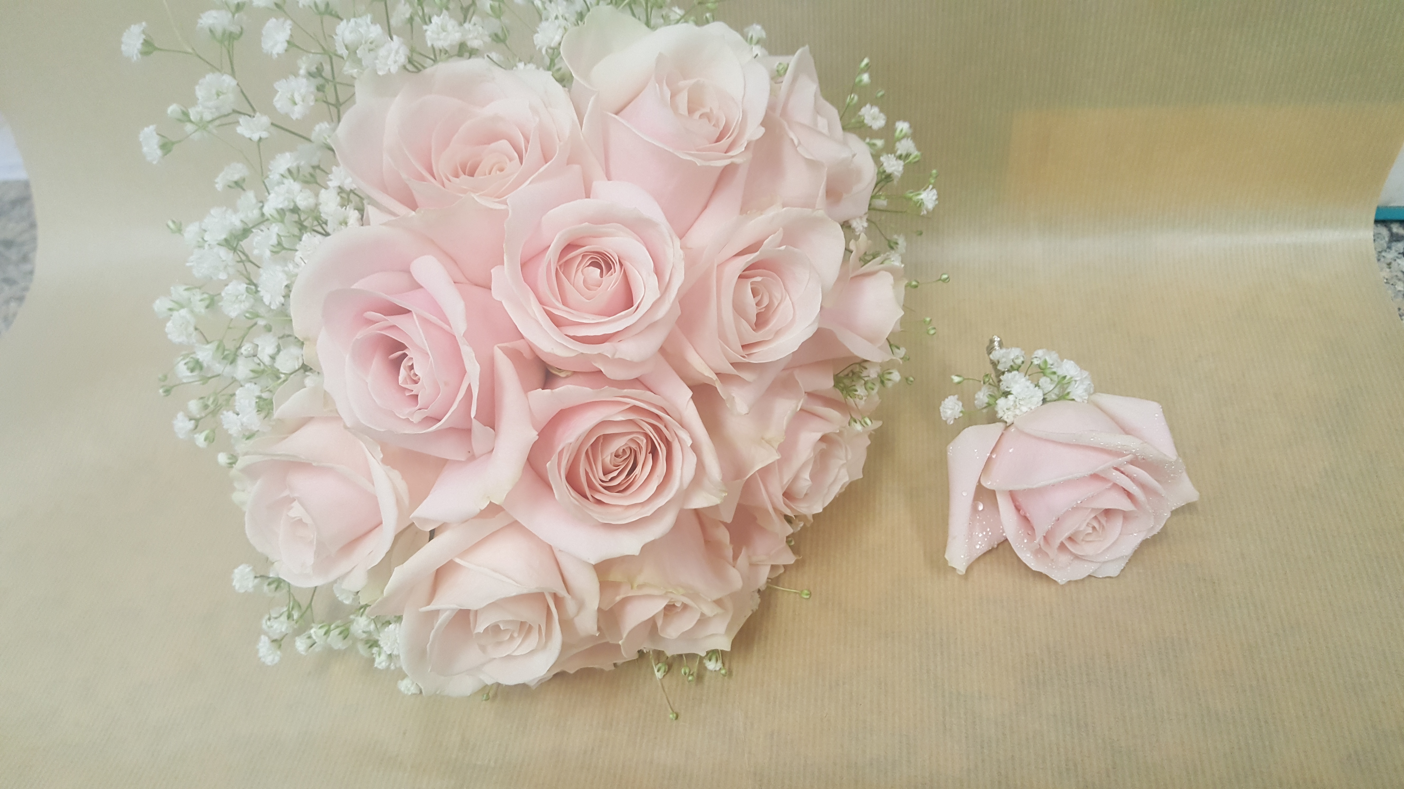 Bouquet de mariée roses roses et gypsophile