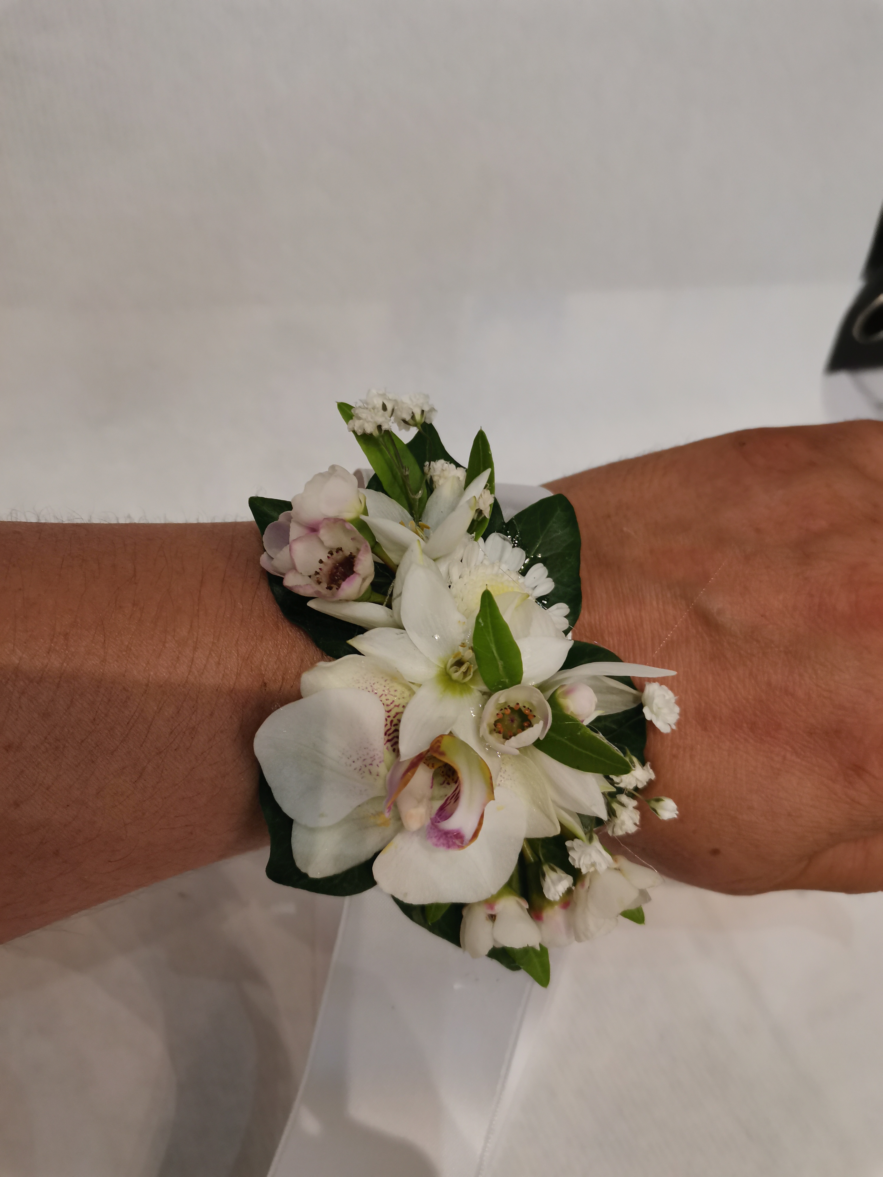 Bracelet floral de mariage avec orchidées blanches