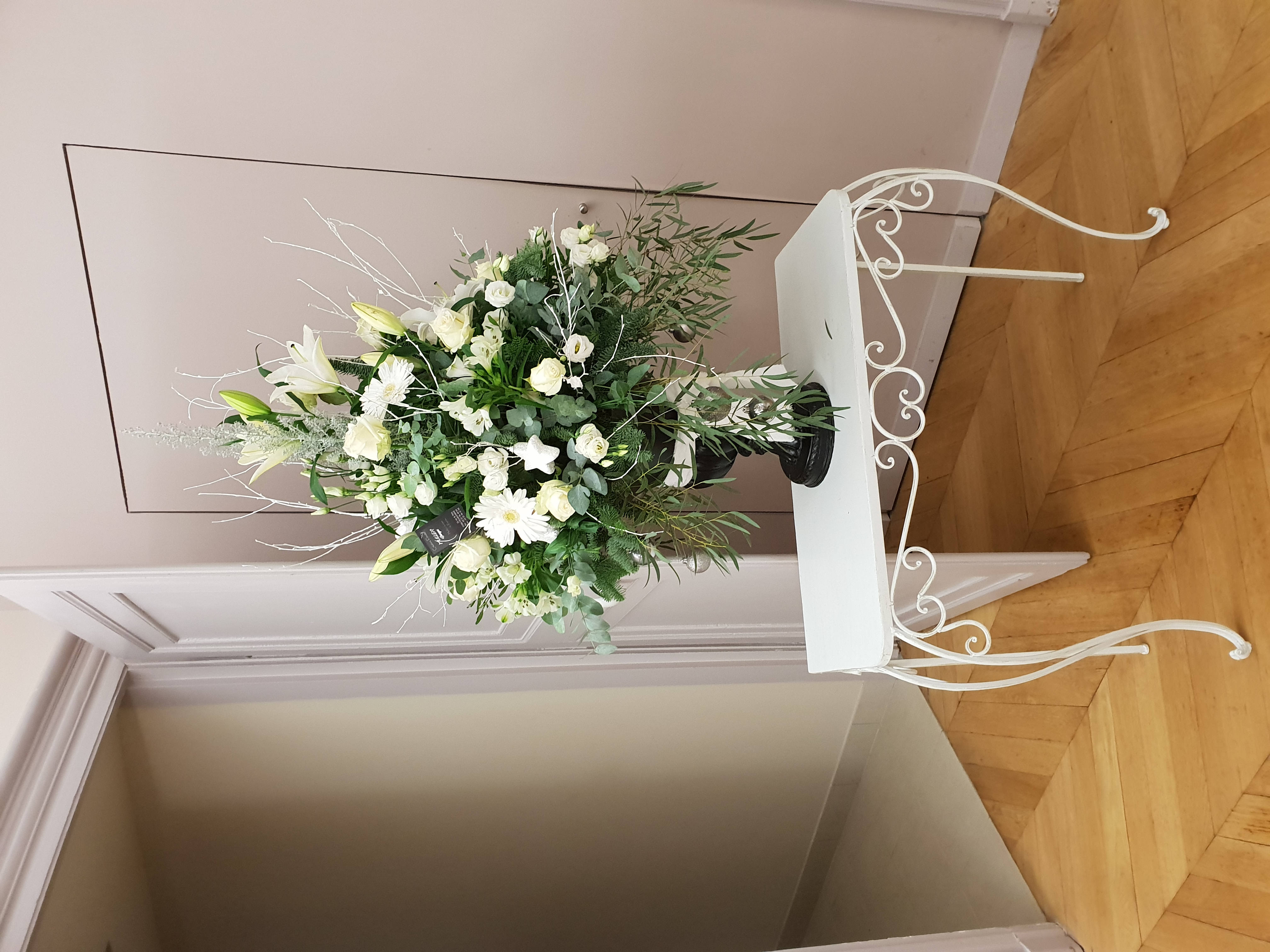 Composition florale élégante sur sellette pour décor de salle