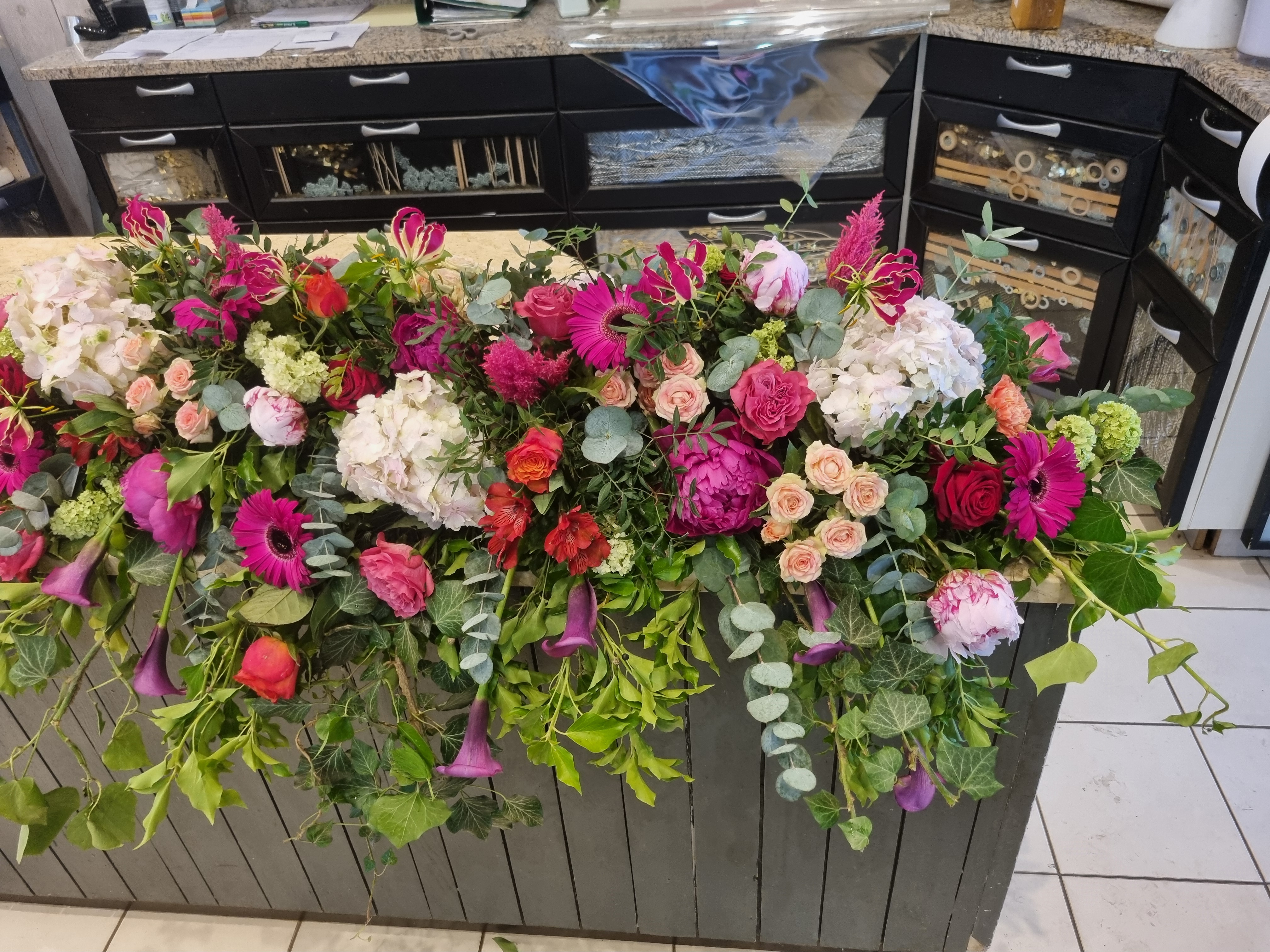 Décor de table luxuriant avec pivoines et hortensias