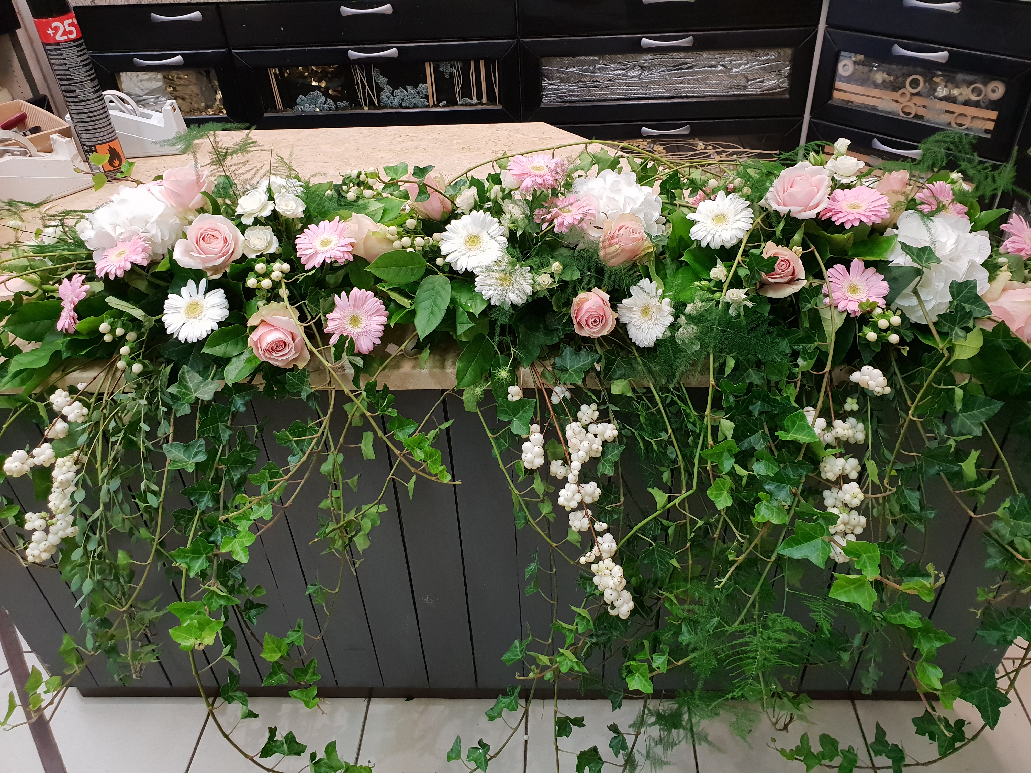 Décor de table retombant avec roses et gerberas