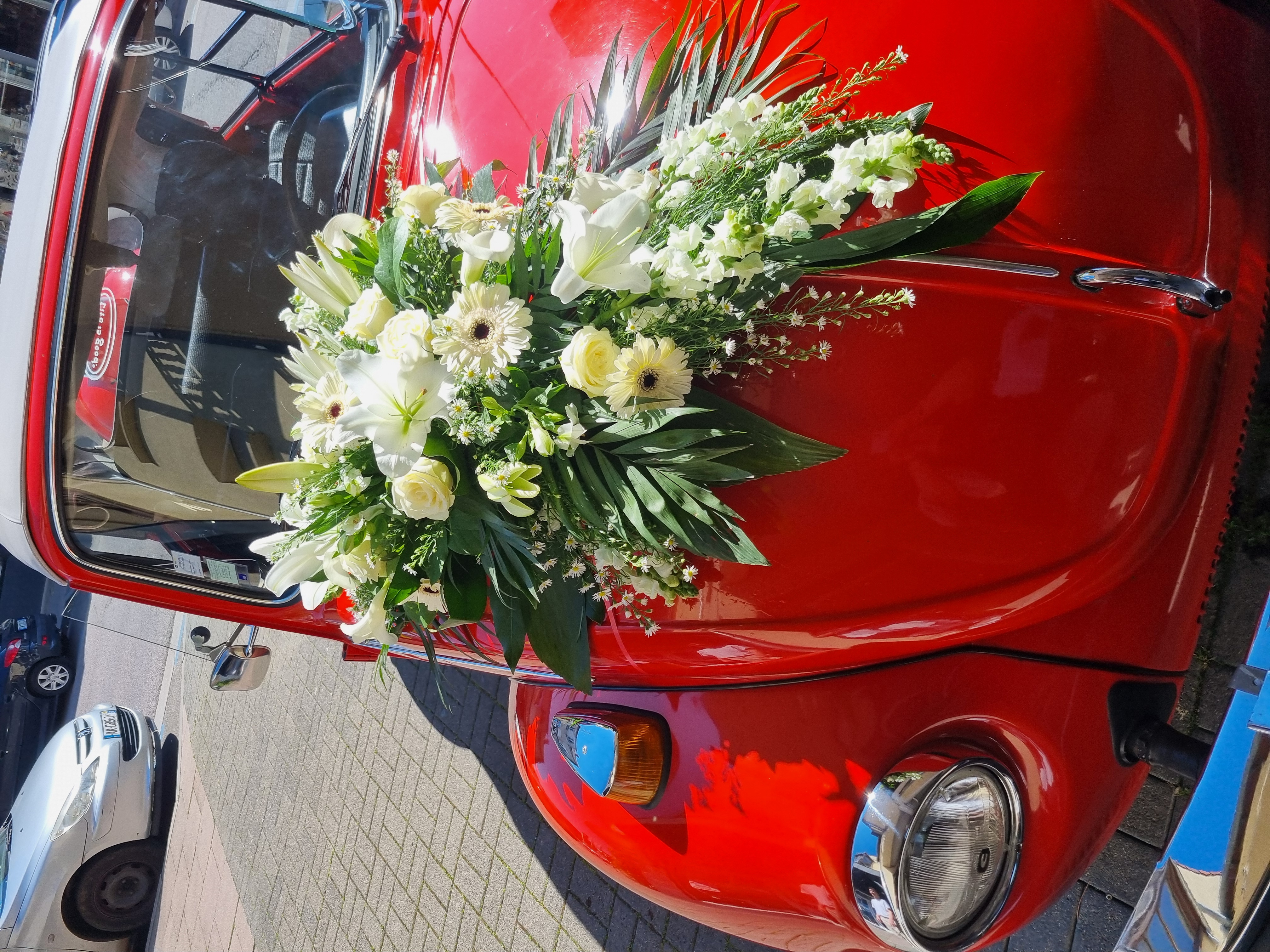 Décoration florale sur Coccinelle rouge de mariage